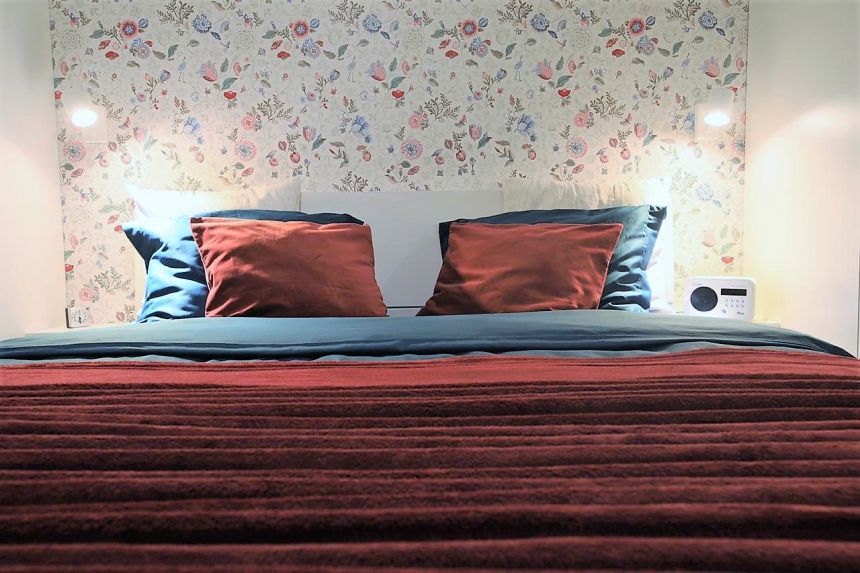 Realizácia spálne s luxusnou kvetinovou tapetou od Eijffinger