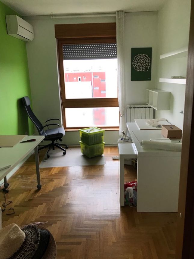 Realizácia spálne s luxusnou kvetinovou tapetou od Eijffinger